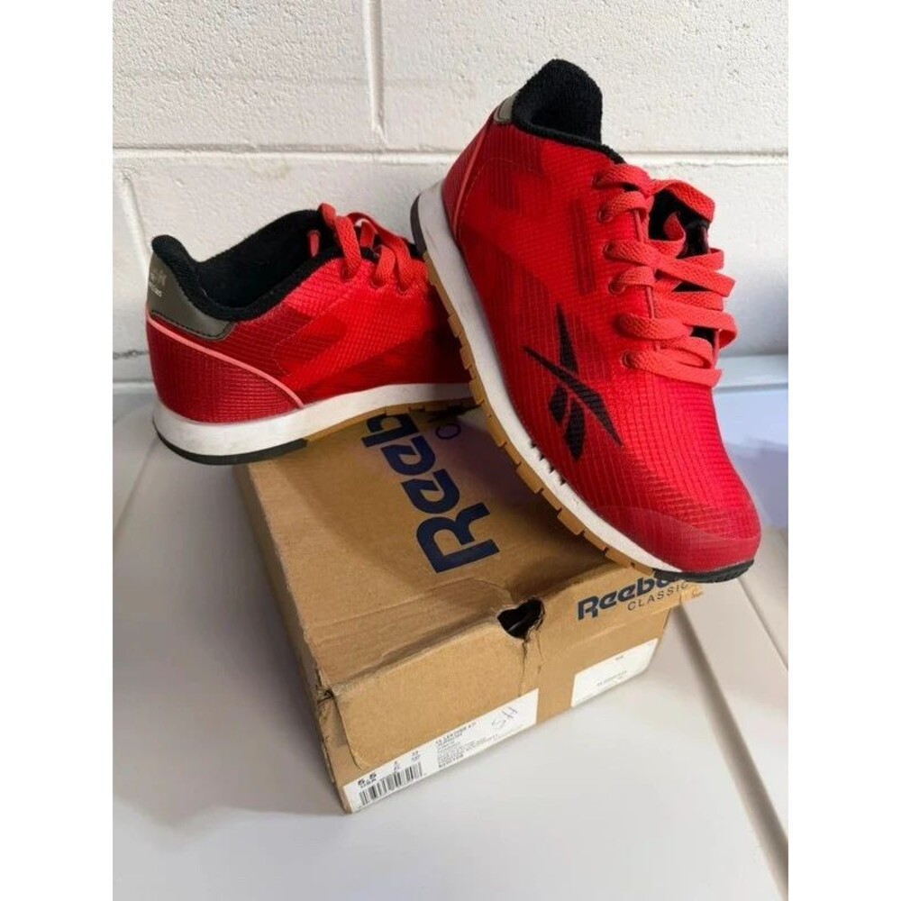 Reebok Junior CL Leather ATI Sneakers Red Black Size 5.5 Training Sample